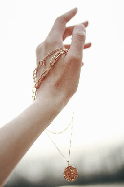 Gold bracelet and gold bracelet
